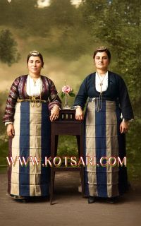 Αναμνηστική φωτογραφία γυναικών με παραδοσιακή ενδυμασία. Δεξιά η Ελισάβετ Θεοφυλάκτου Θεοφυλάκτου το γένος Νικολάου Τερζόπουλου. Γεννήθηκε στην Τραπεζούντα (ενορία Δαφνούντος). Αριστερά η Αρχοντού από την Οινόη