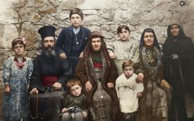 Φωτογραφία του 1929, ο παπα Κωνσταντίνος Ιωσηφίδης με την οικογένεια και την οικονόμου του