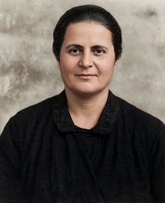 Η αντάρτισσα Πελαγία Οξύζογλου σύζυγος του Αντών Πασά. Ηγέτιδα αντάρτισσα η ίδια, πολέμησε μαζί με τον Αντών Πασά στα βουνά του Νεπιέν Νταγ κατά των διώξεων 1919-1924.