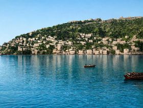  Άποψη ενορίας Λιμένης Κερασούντας με τα Κάστρα επί της Ακροπόλεως