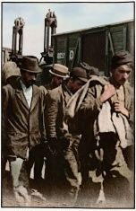 Έλληνες του Πόντου στον δρόμο πρός τον Λευκό Θάνατο έτοιμοι να επιβιβαστούν στο τρένο στην Σαμψούντα
