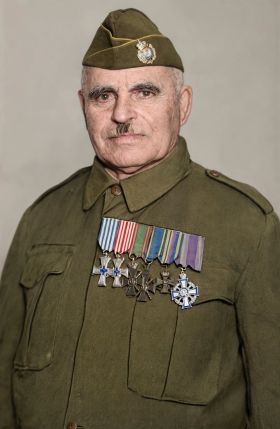 Ο Νικόλαος Αβραμίδης-Κουρουτσίζης με τα παράσημα του 