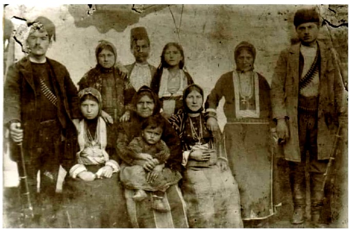 Οικογένεια Σανταίων στο χωριό Πιστοφάντων