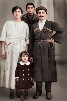 Ο Βασίλ Αγάς (Βασίλειος Ανθόπουλος) ή Βασίλ Ουστάς απο το χωρίον Κιζίκ της επαρχίας Χαπές με την σύζυγο και τα παιδιά του