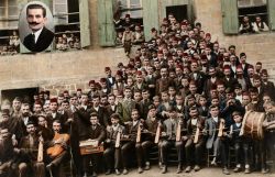 Γλέντι στην Κοινώνεσσα Σουρμένων για τον εορτασμό του τουρκικού συντάγματος έξω από το ελληνικό σχολείο. Πάνω αριστερά ο προύχοντας της περιοχής Ιωάννης Αβραμίδης 1908 POST