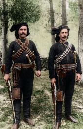 Ένοπλοι Έλληνες ζιπκαλήδες από την Αμισό σε αναμνηστική φωτογραφία 1900
