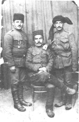 Αναμνηστική φωτογραφία : Ο πατέρας του Ευάγγελου Ουσταμπασίδη (Ιωαννίδη), Κωνσταντίνος πρώτος όρθιος από αριστερά. Καθισμένος ο Σάββας Ασκαρίδης και δεξιά ο Σάββας Αμπεριάδης. Και οι τρεις ήταν επιστρατευμένοι στον τουρκικό στρατό στην συγκεκριμένη φωτογραφία που λήφθηκε στις 20 Φεβρουαρίου 1921 στο Ερζερούμ (Θεοδοσιούπολη).