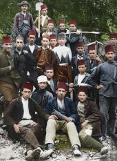 Εργαζόμενοι έξω απο ένα μεταλλείο της Κρώμνης (Χαλδίας) του Πόντου στις αρχές του 1900