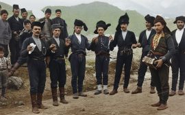 Λαζοί ζιπκοφόροι εν ώρα γλεντιού 