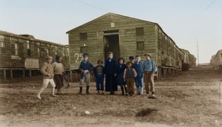 Προσφυγικός συνοικισμός στην Καλαμαριά Θεσσαλονίκης. Λοιμοκαθαρτήριο -Απολυμαντήριο. Στο κέντρο τα παιδιά του συνοικισμού μπροστά στα δημόσια αποχωρητήρια. 