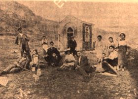 Προσκυνητές μπροστά στο ναίδριο της Παναγίας του Καλούλ που ιδρύθηκε στη θέση της καταστραφείσας εκκλησίας (καθολικού) της Ιεράς Μονής 