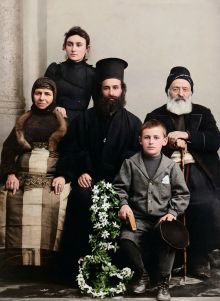 Η Οικογένεια του Ιμεραίου Τραπεζίτη Ιωάννου Φωστηρόπουλου στα Ιεροσόλυμα - ο μικρός είναι ο Γιάγκος Φωστηρόπουλος μετέπειτα πρόεδρος της Παμποντιακής Αθηνών