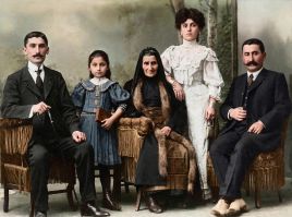 Η οικογένεια του Κωστή Θεοφυλάκτου - Θωμάς Στεργιάδης, Ρόζα Μαυροπούλου, Άννα Θεοφυλάκτου, Σοφία Θεοφυλάκτου, Κωστής Θεοφύλακτος Τραπεζούντα 1908