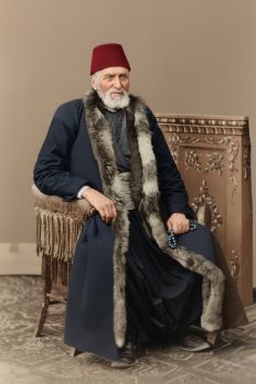 Ο γέρων αστός Κρωμναίος Παναγιώτης Χατζηκακουλίδης στην Τραπεζούντα με την επιχώριο παραδοσιακή του ενδυμασία στα τέλη του 1800