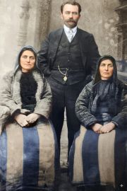 Παρθένα Σαββίδου (τη Τεντέλ) το γένος Κουρτίδου με τον σύζυγο της Αδάμ και τη Ναζλού το γένος Κουρτίδου γεννημένων στο Πιστοφάντων Σαντάς Πόντου