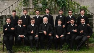 Tελειόφοιτοι του Φροντιστηρίου της Τραπεζούντος του έτους 1901 μετά του γυμνασιάρχου κ. Παρανίκα 