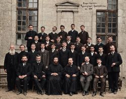 Οι τελειόφοιτοι του Φροντιστηρίου της Τραπεζούντος του έτους 1906 μετά των καθηγητών των