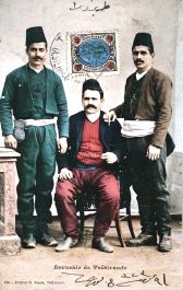 Τραπεζούντιοι νέοι με τις επιχώριες αστικές τους ενδυμασίες 