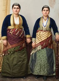 Ελληνίδες της Τραπεζούντας με τις επιχώριες παραδοσιακές τους ενδυμασίες (1900)