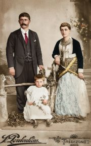 Καλλιόπη Ιωάν. Δεληγεώργη με τον σύζυγο και το τέκνο τους - Κερασούντα 1900