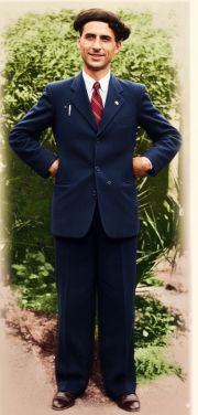 Νίκος Χαλυβόπουλος με καταγωγή το χωρίον Καπίκιοϊ της Ματσούκας, επαρχίας της Τραπεζούντας.