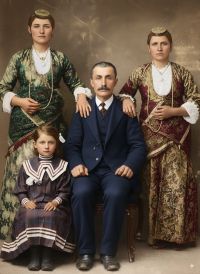 Οικογένεια Σανταίων αριστ. Κερεκή Μουρατίδη  γενν.1880, Θεοδώρα γενν. 1885, Λάμπος Μουρατίδης και η μικρή Μαρίκα, όλοι θαμμένοι στο Αλχασιόν Γεωργίας