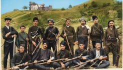 Έλληνες ένοπλοι σε αναμνηστική φωτογραφία κοντά στο Μοναστήρι του Αγίου Ιωάννη του Προδρόμου (Ίμερας)