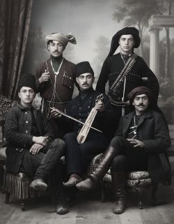 Ο Σταύρης ο Κεμεντζετζής με κάμποσα παιδία επέρεν την παρέαν ατ' κι ερούξαν ΄ς σα χωρία - Τραπεζούντα 1915
