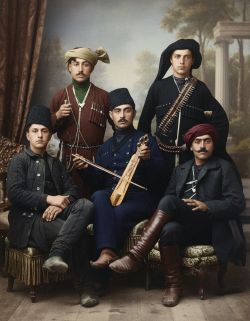 Ο Σταύρης ο κεμεντζετσής με κάμποσα παιδία, επαίρεν την παρέαν-ατ’ κι ερρούξεν ΄ς σα χωρία.