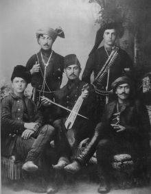 Ο Σταύρης ο κεμεντζετσής με κάμποσα παιδία, επαίρεν την παρέαν-ατ’ κι ερρούξεν ΄ς σα χωρία.