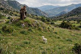 Τ’ αἰγιδόπο μ’ βόσ̌κεται, σ̌υρίζ’ ατο κλώσ̌κεται....
