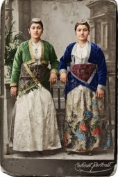 Βάσω Χολίδου αριστ & Ελένη Πουσουλίδου συζ Η. Στεφανίδη νέες της Κρώμνης με τις παραδοσιακές τους ενδυμασίες (ζουπούνες) 