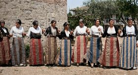 Κοπέλες χορεύουν το χορό της Τρυγόνας στην Εορδαία 1934