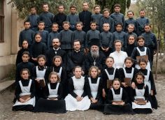 Απόφοιτοι της Γραμματικωβείου Εκκλησιαστικής Σχολής Θεοδοσίας της Κριμαίας της 18ης Μαΐου 1902.