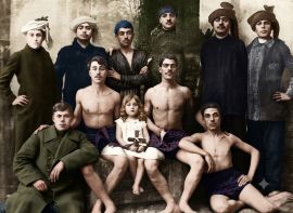 Αναμνηστική φωτογραφία μετά την κατάδυση του Τιμίου Σταυρού στα Κοτύωρα του Πόντου στα τέλη του 1800