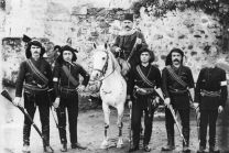 Ο Νικόλαος Μουρατίδης (Νικολά εφέντης) με παλληκάρια του στο Ακ Δαγ Μαδέν