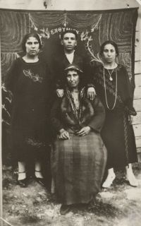 1927 Καλαμαριά Θεσσαλονίκης. Καθιστή η Αγάπη Λαβασσά-Πασαλίδου από την Κρώμνη (σύζυγος του Δημοσθένη Πασαλίδη από τη Σάντα και νύφη από τη Σάντα και νύφη του Ισαάκ Πασαλίδη από το Χαλβά Ματέν του Παιπούρτ). Όρθιες οι κόρες της Δήμητρα και Σεβαστή.