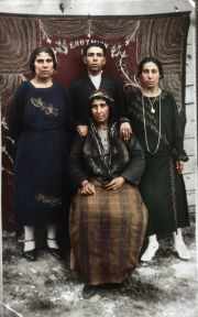 1927 Καλαμαριά Θεσσαλονίκης. Καθιστή η Αγάπη Λαβασσά-Πασαλίδου από την Κρώμνη (σύζυγος του Δημοσθένη Πασαλίδη από τη Σάντα και νύφη από τη Σάντα και νύφη του Ισαάκ Πασαλίδη από το Χαλβά Ματέν του Παιπούρτ). Όρθιες οι κόρες της Δήμητρα και Σεβαστή. 1927 Καλαμαριά Θεσσαλονίκης. Καθιστή η Αγάπη Λαβασσά-Πασαλίδου από την Κρώμνη (σύζυγος του Δημοσθένη Πασαλίδη από τη Σάντα και νύφη από τη Σάντα και νύφη του Ισαάκ Πασαλίδη από το Χαλβά Ματέν του Παιπούρτ). Όρθιες οι κόρες της Δήμητρα και Σεβαστή.