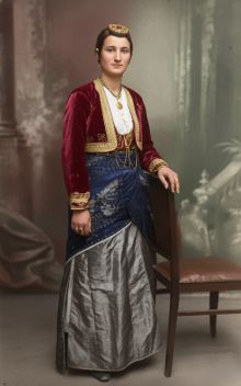 Η Ευκλεία Λυπηρίδου από την Κρώμνη, με παραδοσιακή ποντιακή ενδυμασία (Θεσσαλονίκη 1935) Η Ευκλεία Λυπηρίδου από την Κρώμνη, με παραδοσιακή ποντιακή ενδυμασία (Θεσσαλονίκη 1935)