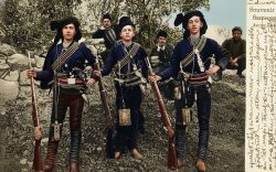 Τρείς νέοι ένοπλοι ζιπκοφόροι σε card postal (σουβενίρ) απο την Αμισό του Πόντου