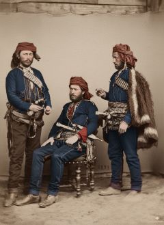 Λαζοί ένστολοι με τις επιχώριες παραδοσιακές τους ενδυμασίες 