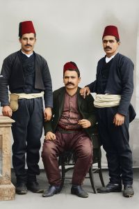 Τρεις νέοι της Τραπεζούντας με τις επιχώριες χωρικές τους ενδυμασίες περί τα τέλη του 1800 και τις αρχές του 1900