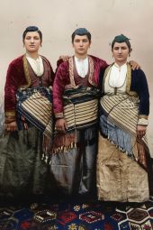 Φάτσα Πόντου 1905  Από αριστερά Κυριακή Ευσταθίου Νεροπούλου, Παρθένα Παύλου Παπαδοπούλου & Άννα Χαράλαμπου Χιονίδου