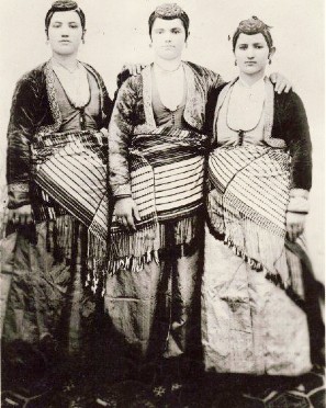 Κόρες απο τη Φάτσα του Πόντου (1903) με τις επιχώριες παραδοσιακές τους ενδυμασίες 