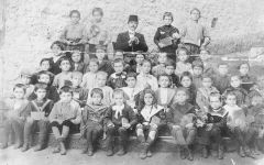 Η Ά τάξη Δημοτικού του Φροντιστηρίου Τραπεζούντας. Στην τρίτη σειρά ο 1ος από αριστερά είναι ο Μιχάλης Κοκκάς (πατέρας της δωρήτριας) 1900 