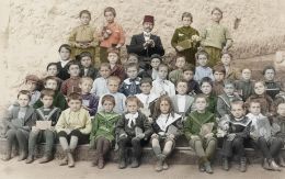 Η Ά τάξη Δημοτικού του Φροντιστηρίου Τραπεζούντας. Στην τρίτη σειρά ο 1ος από αριστερά είναι ο Μιχάλης Κοκκάς (πατέρας της δωρήτριας) 1900 
