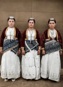  Απεικονίζεται η δωρήτρια στη μέση Ακριτίδου Σιδηροπούλου Μαρίκα, με δύο φίλες της. Φοράνε παραδοσιακή ενδυμασία - Πόντος 1921