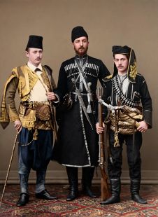 Ανδρικές φορεσιές της ευρύτερης περιοχής του Πόντου. Από αριστερά Καυκάσιος, Γεωργιανός, Λαζός. Φωτογραφία των Αδελφών Κακούλη, δεκαετία 1890 