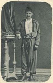 Νεαρός άνδρας της Τραπεζούντας τέλη 1800 αρχές 1900 με φέσι, ποτούρι και κοτσίκ.
