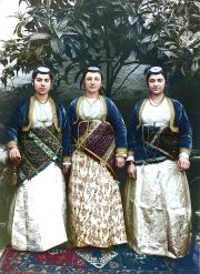 Η Δέσπω Πουπουλίδου με φίλες της το 1910. Φορούν τις επιχώριες γιορτινές παραδοσιακές ενδυμασίες τους (ζουπούνας) 
